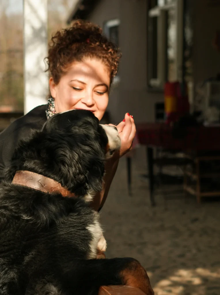Eine Frau mit schwarz-weißem Hund