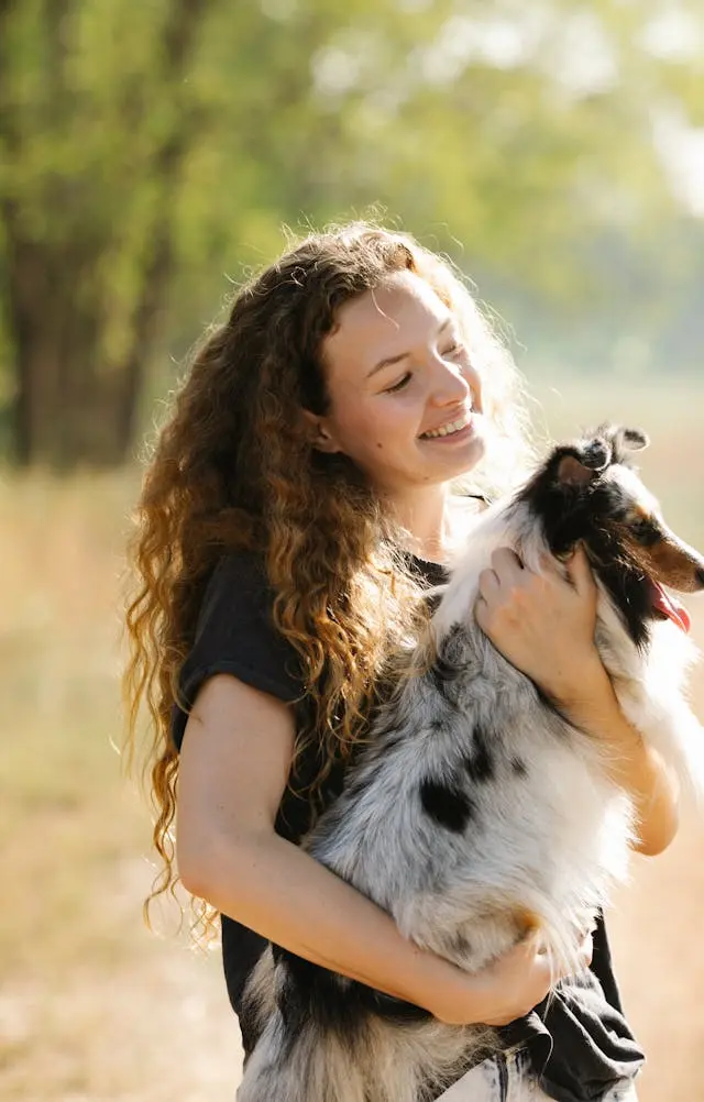 Frau mit Hund auf dem Arm- Teilnehmerin 2